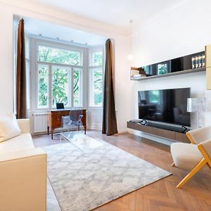 Elegant Paris Ave Apartment With A Terrace